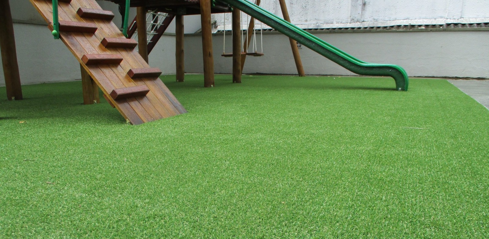 Por que a Grama Sintética é uma Boa Opção para Ambientes Externos e Internos?