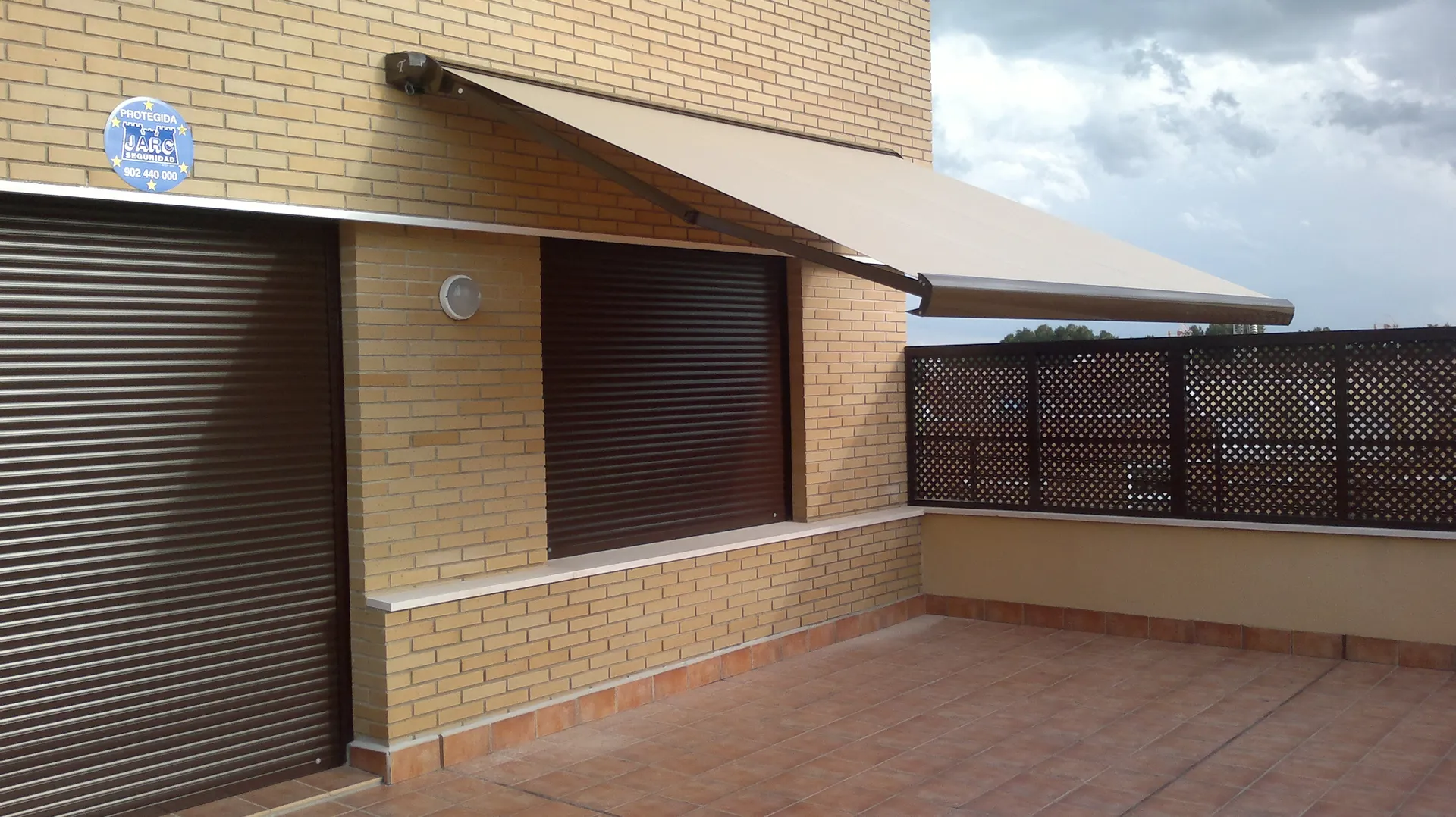 Toldos: Solução Eficiente para Proteção Contra Sol e Chuva