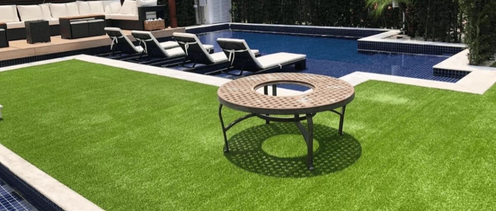 Grama Sintética para Ambientes Residenciais: Quintais, Sacadas e Playgrounds