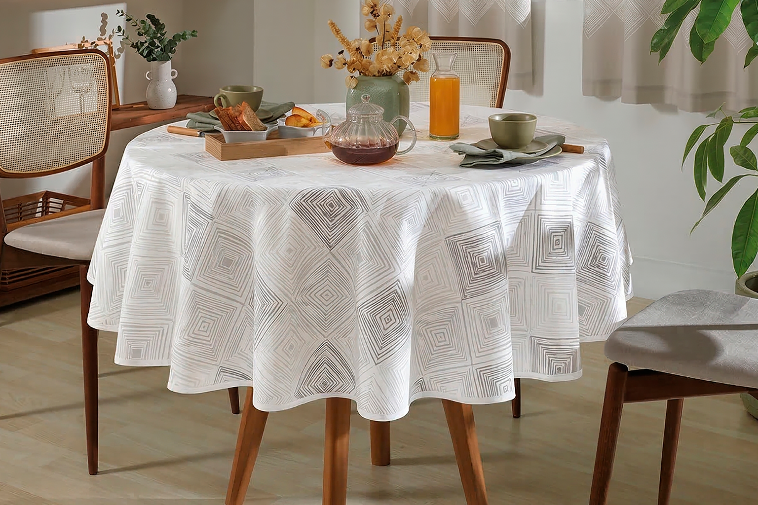 Toalha de Mesa Athenas: vista sua casa com a alegria das cores e a facilidade que sua rotina merece.