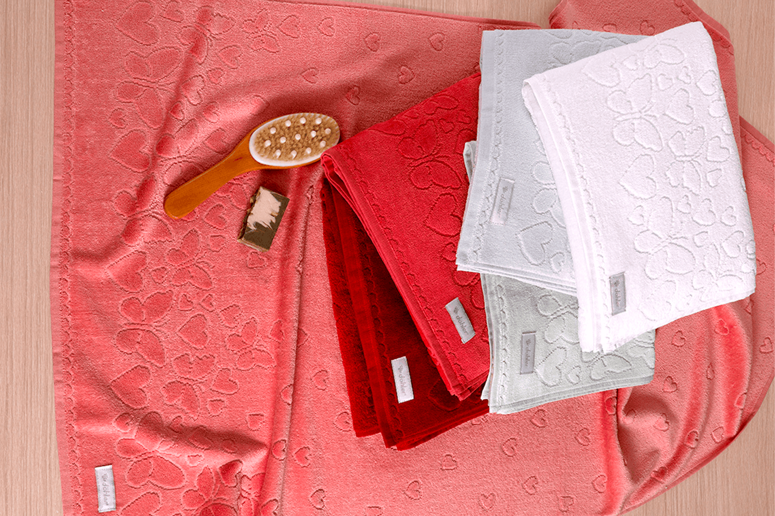 Toalhas de Banho Velour Romance: envolva-se no carinho do algodão com o toque do veludo.